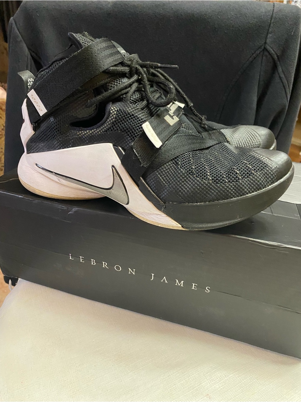 RARE - Nike Men’s Black and White Basketball Sneakers